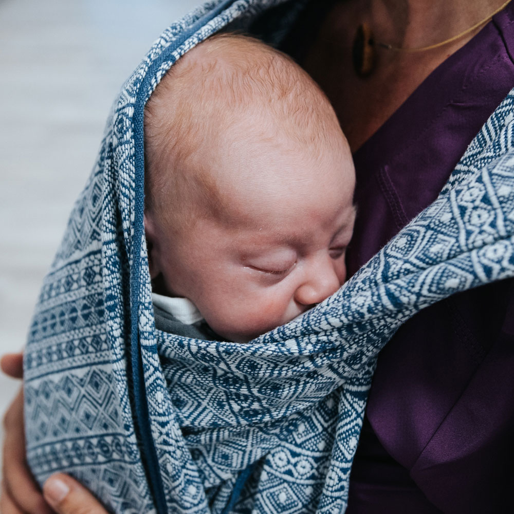 Hebamme Claudia mit Baby